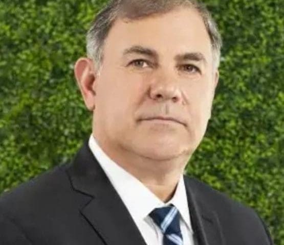 No somos iguales. Contesta Roberto Fierro a empresario