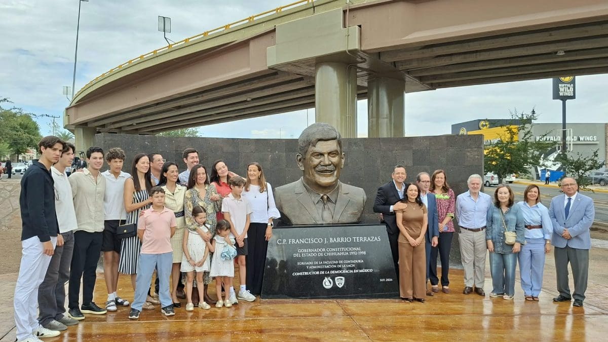 Revelan monumento en honor a Francisco Barrio con presencia de familiares y figuras políticas 