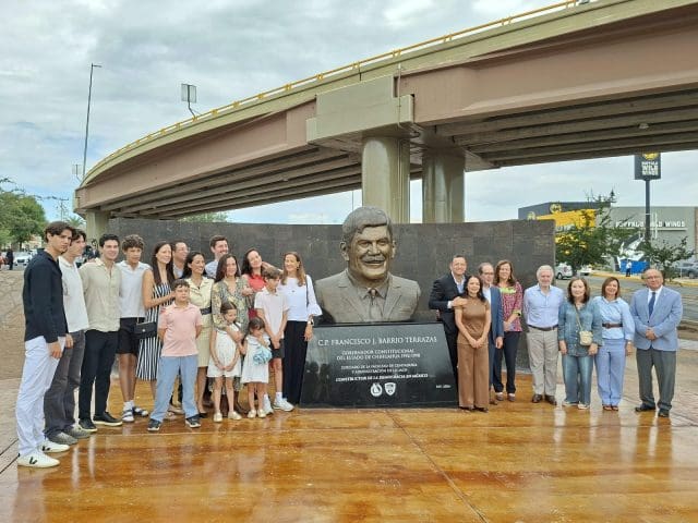 Revelan monumento en honor a Francisco Barrio con presencia de familiares y figuras políticas 