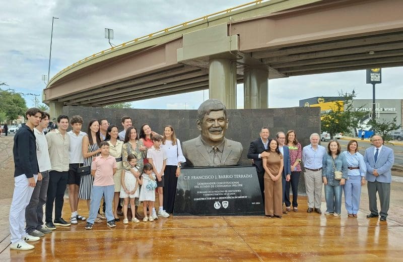 Revelan monumento en honor a Francisco Barrio con presencia de familiares y figuras políticas