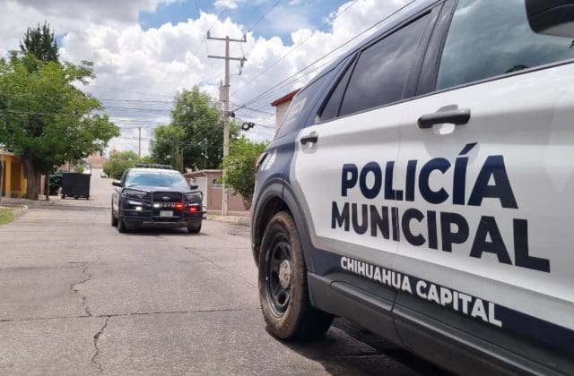 Hombre ataca a policía municipal y muere