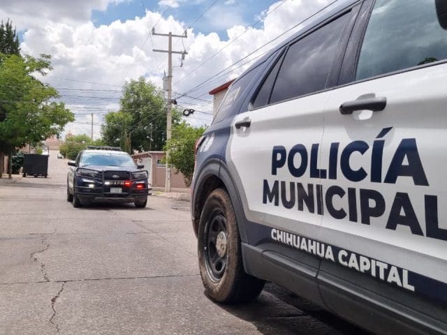 Hombre ataca a policía municipal y muere