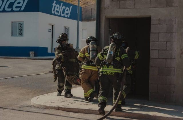 Capacitan a policías y bomberos con escenarios reales en Pueblo Táctico