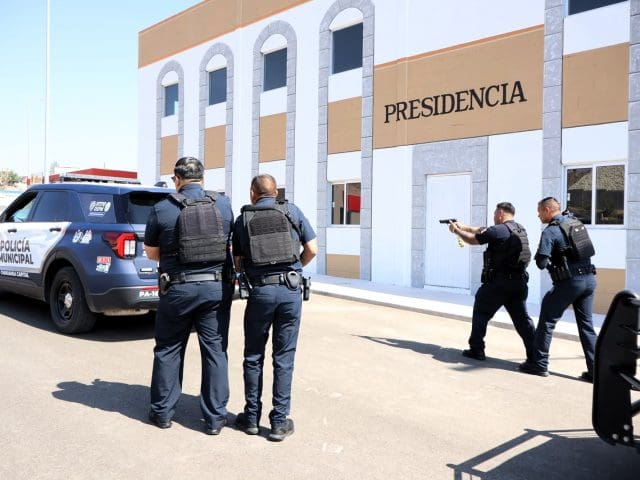 Agentes policiacos realizan prácticas constantes