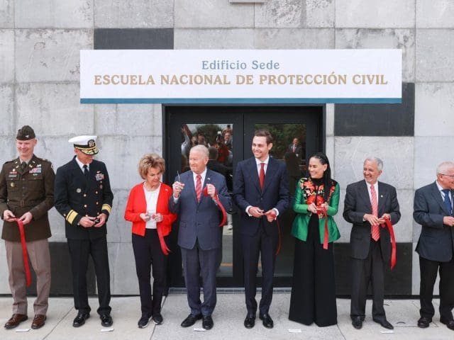 Asisten de la embajada americana a la Escuela Nacional de Protección Civil