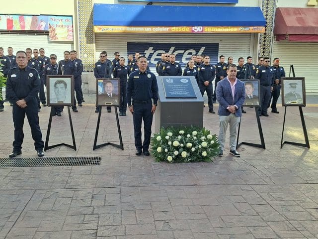 Rinden homenaje a cuatro bomberos fallecidos hace 20 años durante servicio