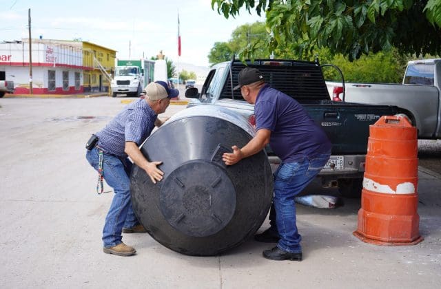 Entregan tinacos y calentadores solares a familias de la zona rural