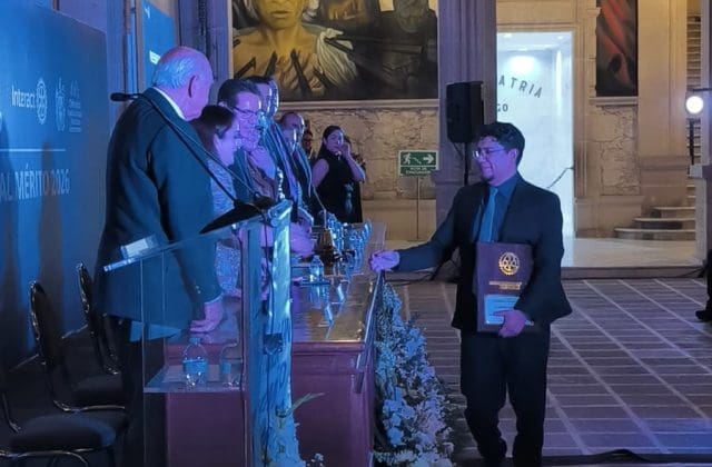 Recibe estudiante de la UACH reconocimiento por investigación en Salud
