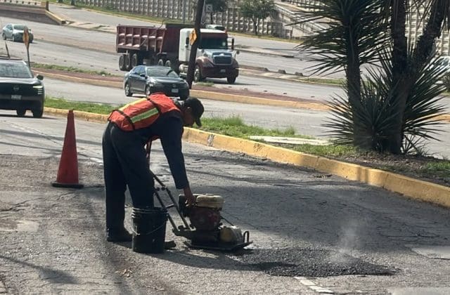 ¡Maneja con precaución! Realizan bacheo tras lluvias en Periférico de la Juventud