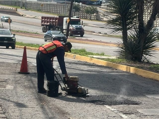 ¡Maneja con precaución! Realizan bacheo tras lluvias en Periférico de la Juventud