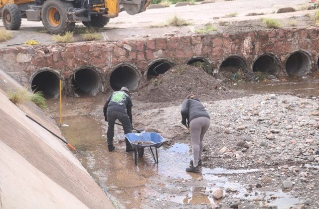 Refuerzan limpieza y atención en zonas afectadas por lluvias en Chihuahua
