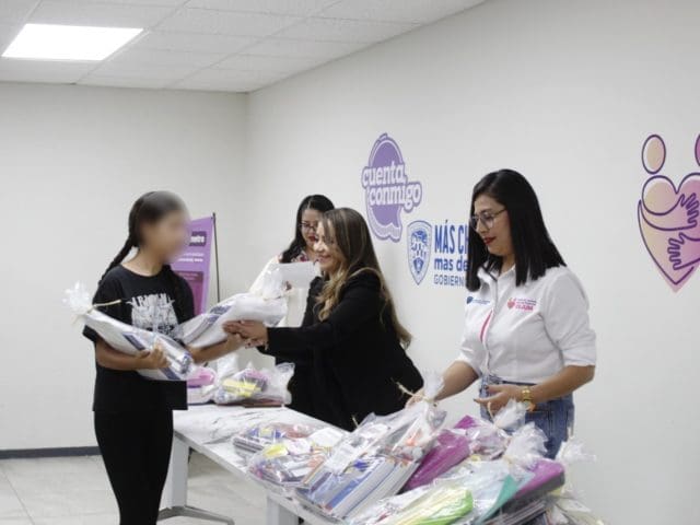 CEJUM entrega útiles escolares a hijos de beneficiarias