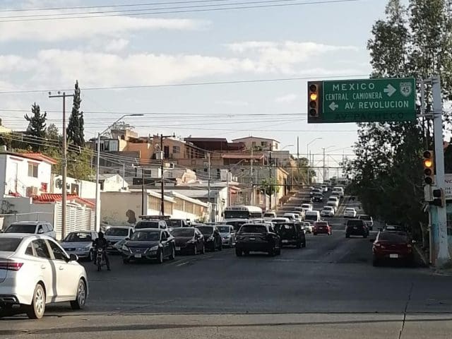 Mala sincronización de semáforos provoca largas filas en avenidas de Chihuahua