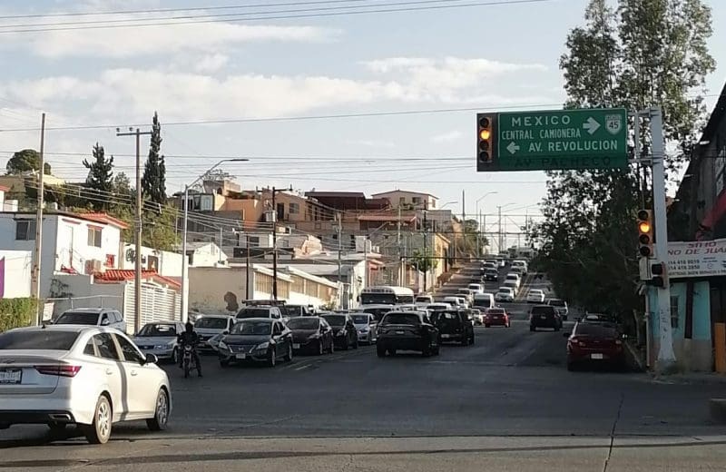 Mala sincronización de semáforos provoca largas filas en avenidas de Chihuahua