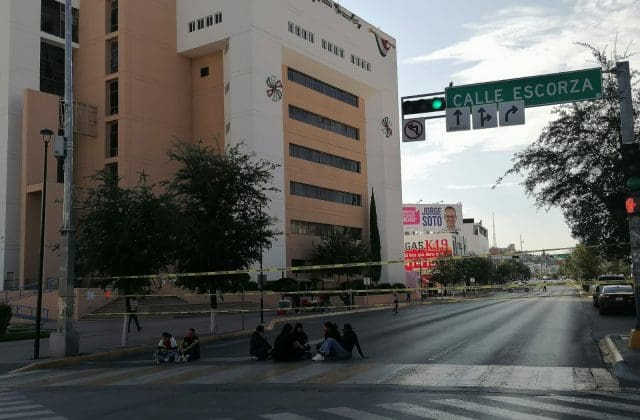 Normalistas cumplen cuatro días de bloqueo; endurecen protesta ante falta de respuesta