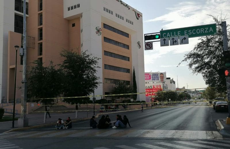 Normalistas cumplen cuatro días de bloqueo; endurecen protesta ante falta de respuesta