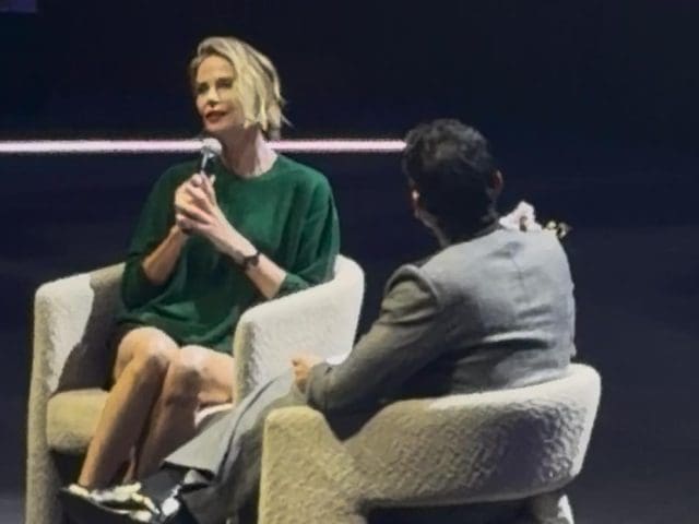 “Encuentren aquello que aman y nunca van a sentir que están trabajando”: Charlize Theron a becarios de MSXXI