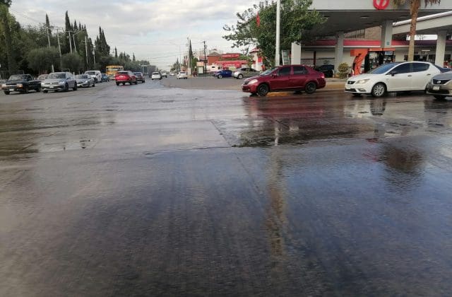 Aguas negras llevan días corriendo por calle Periodismo