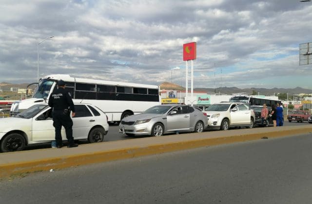 Carambola de cuatro vehículos colapsa circulación en Tecnológico y Homero