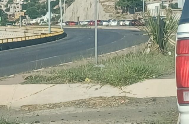Recarpeteo complica circulación en el periférico R. Almada; llaman a salir con tiempo
