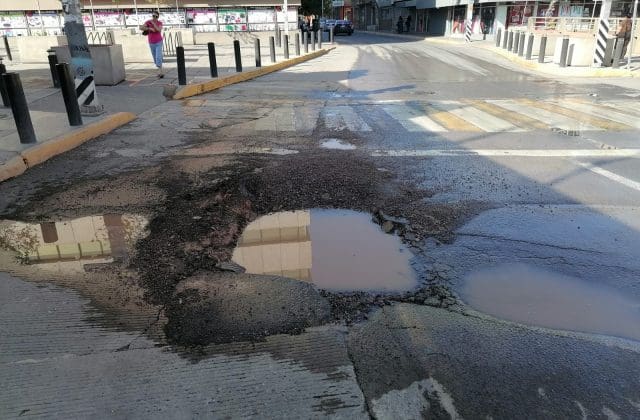 En pleno Centro: socavón obliga al Bowí a invadir otro carril