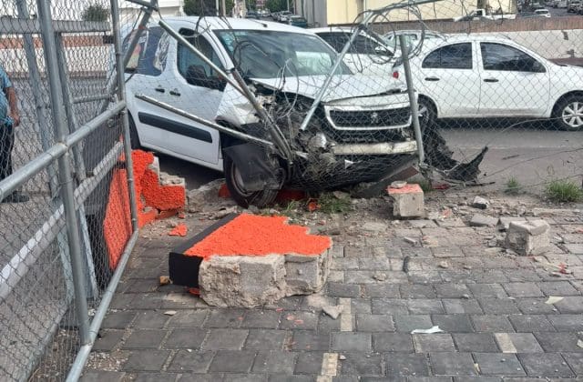 Vehículo derriba malla tras fuerte choque frente a Radiorama