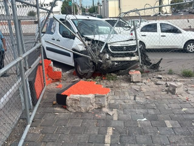 Vehículo derriba malla tras fuerte choque frente a Radiorama