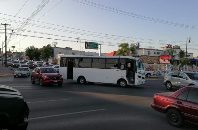 Choque entre camión urbano y vehículo provoca caos vial en avenida Pacheco
