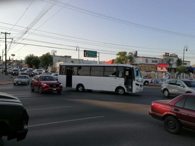 Choque entre camión urbano y vehículo provoca caos vial en avenida Pacheco