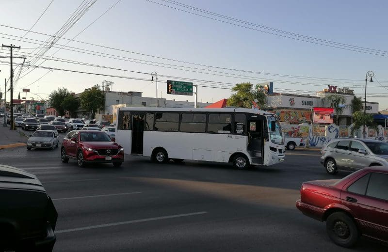Choque entre camión urbano y vehículo provoca caos vial en avenida Pacheco