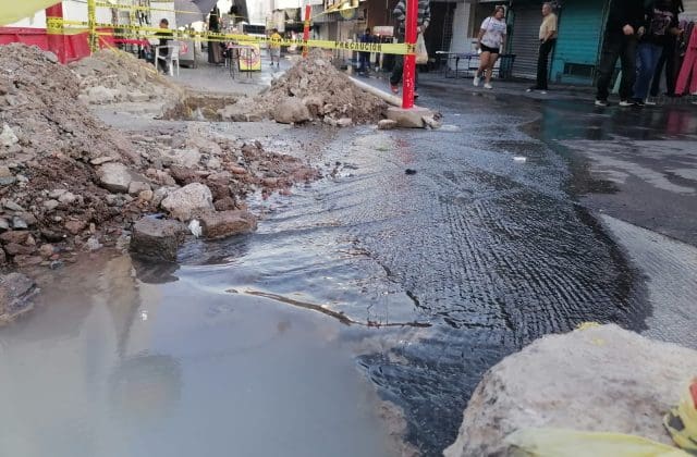 Se desperdicia agua potable en el Centro; fuga provoca encharcamientos hasta Independencia