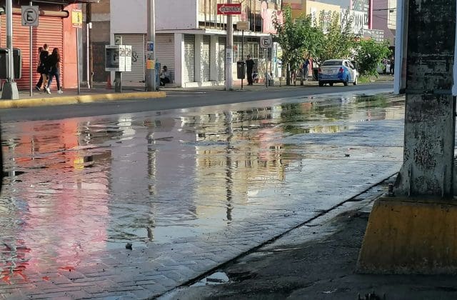 Fuga de agua potable genera desperdicio y encharcamientos en calles del Centro