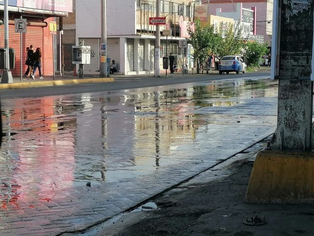Fuga de agua potable genera desperdicio y encharcamientos en calles del Centro