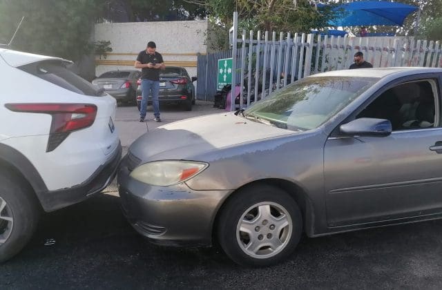 Choque entre tres vehículos afecta circulación en lateral de Teófilo Borunda