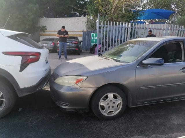 Choque entre tres vehículos afecta circulación en lateral de Teófilo Borunda