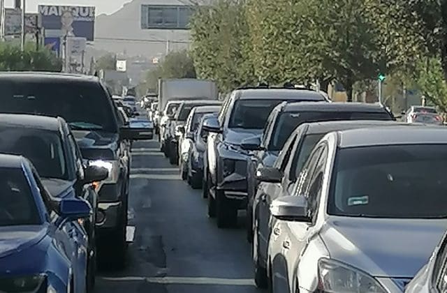Semáforos con poca duración generan largas filas en la avenida Heroico Colegio Militar