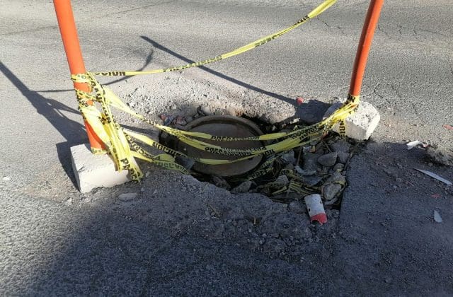 Vecinos alertan por alcantarilla dañada en la colonia Los Pinos