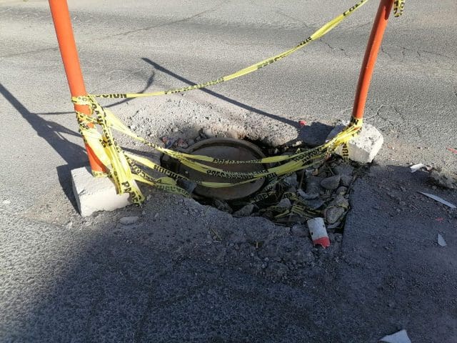 Vecinos alertan por alcantarilla dañada en la colonia Los Pinos