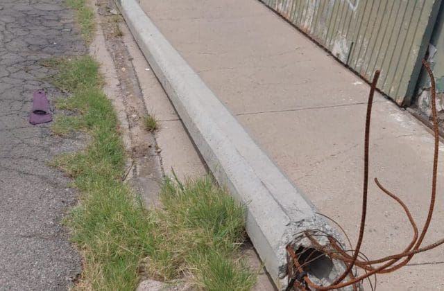 Vecinos denuncian poste abandonado desde hace un año en la calle Fresno