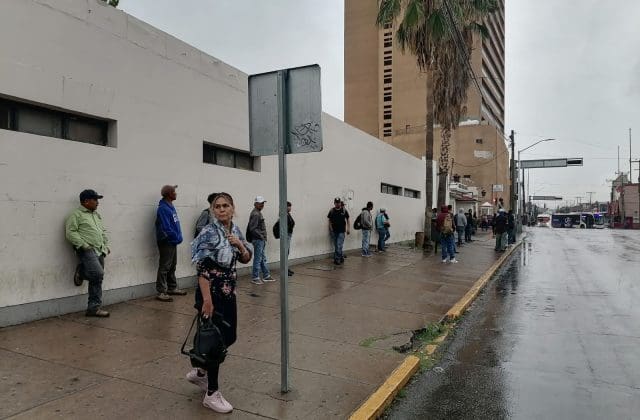 Una vez más, pocos camiones dejan bajo la lluvia a usuarios
