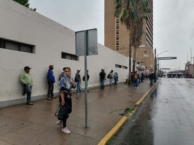 Una vez más, pocos camiones dejan bajo la lluvia a usuarios