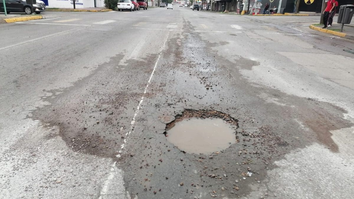 Colocan una silla para advertir de un bache en Niños Héroes y calle 25