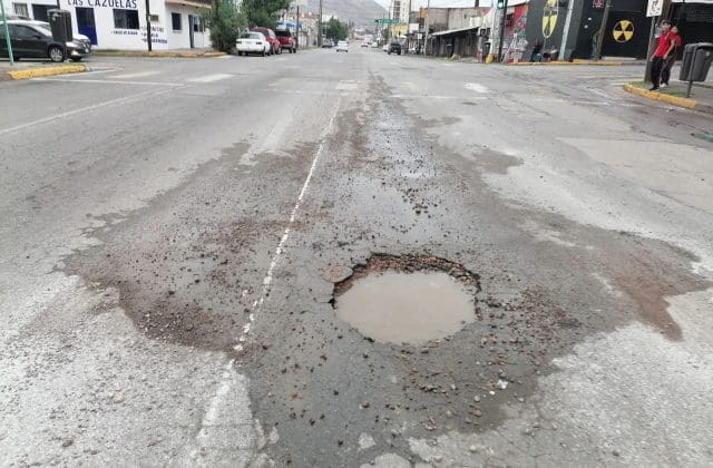 Colocan una silla para advertir de un bache en Niños Héroes y calle 25