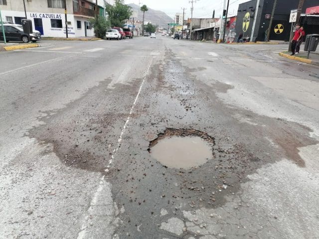 Colocan una silla para advertir de un bache en Niños Héroes y calle 25