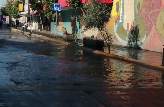 Encharcamientos complican paso peatonal en calles del Centro de Chihuahua