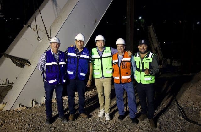 Alcalde supervisa montaje del arco norte de la Gaza de Teófilo Borunda