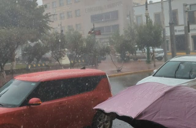 Azota fuerte lluvia la Zona Centro de la capital