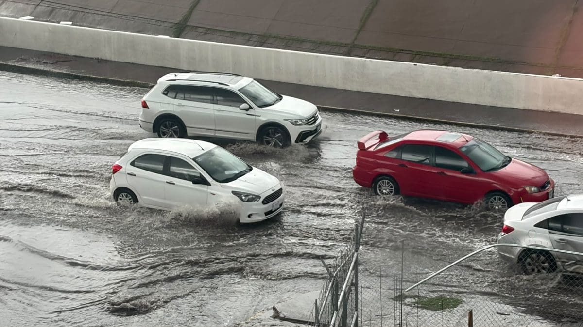 Lluvia intensa provoca corriente de agua y baja visibilidad en la Teófilo Borunda