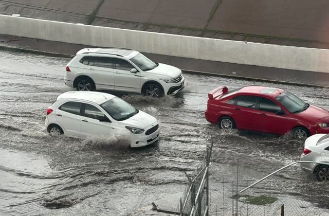 Lluvia intensa provoca corriente de agua y baja visibilidad en la Teófilo Borunda