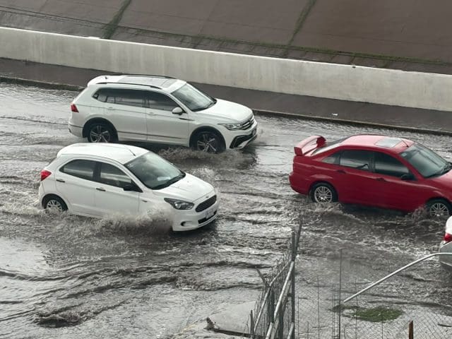 Lluvia intensa provoca corriente de agua y baja visibilidad en la Teófilo Borunda